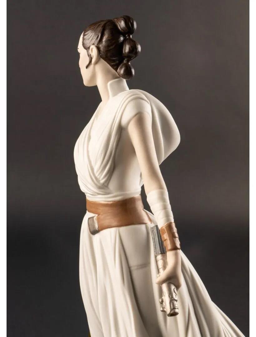    Rey Figurine  7