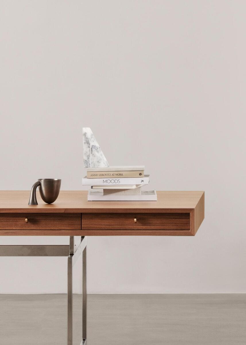 Стол    Office_Desk_Steel_frame_Walnut_Packshot_Angle  9