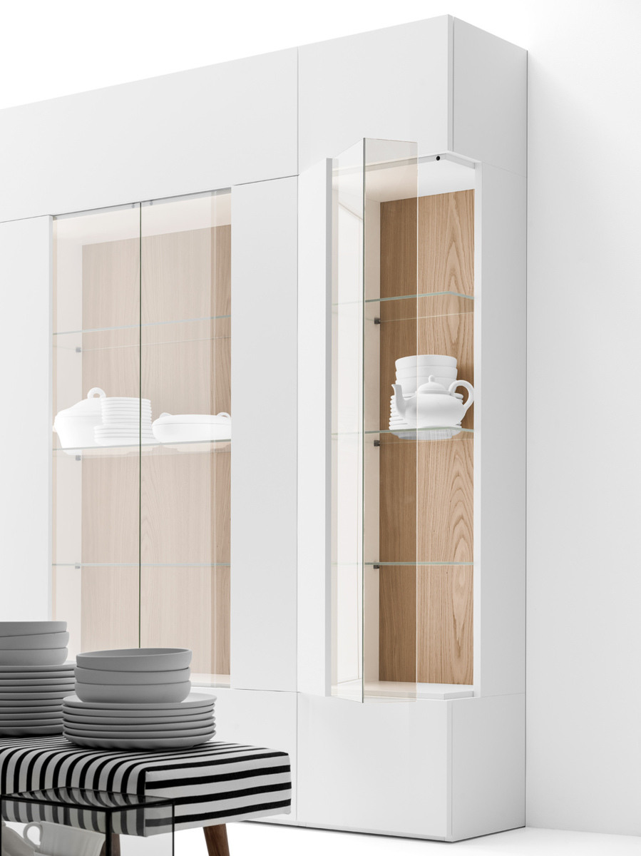 Шкаф    Armadio con vetrina 