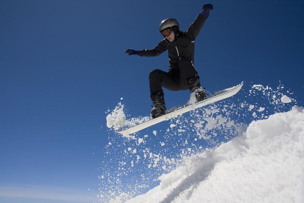 Обои для стен Photowall Спорт snowboarder-jumping-through-air 