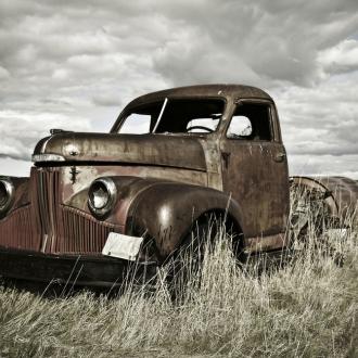 Photowall Винтаж old-truck-out-in-the-field