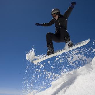 Photowall Спорт snowboarder-jumping-through-air