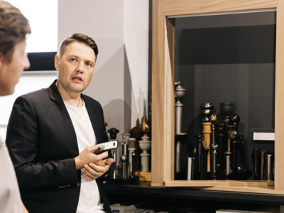 Скрытые рулонные шторы: эстетика, технологии и кастомные решения